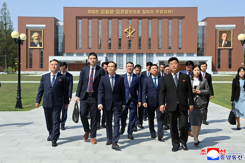 Vietnamese special envoy visits different places in Pyongyang