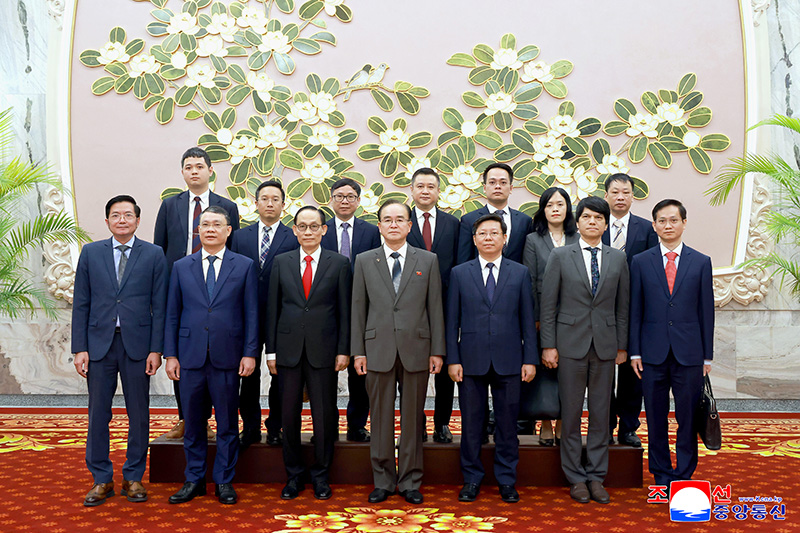 SPA Standing Committee chairman meets special envoy of Vietnamese Party and state leader