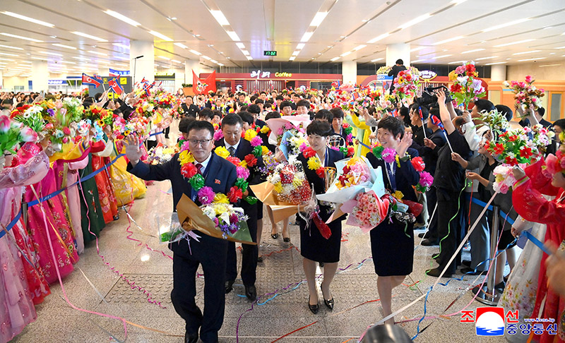 DPRK women footballers return home