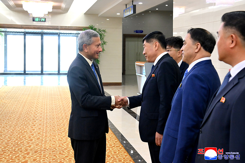 Foreign minister of Singapore arrives in Pyongyang