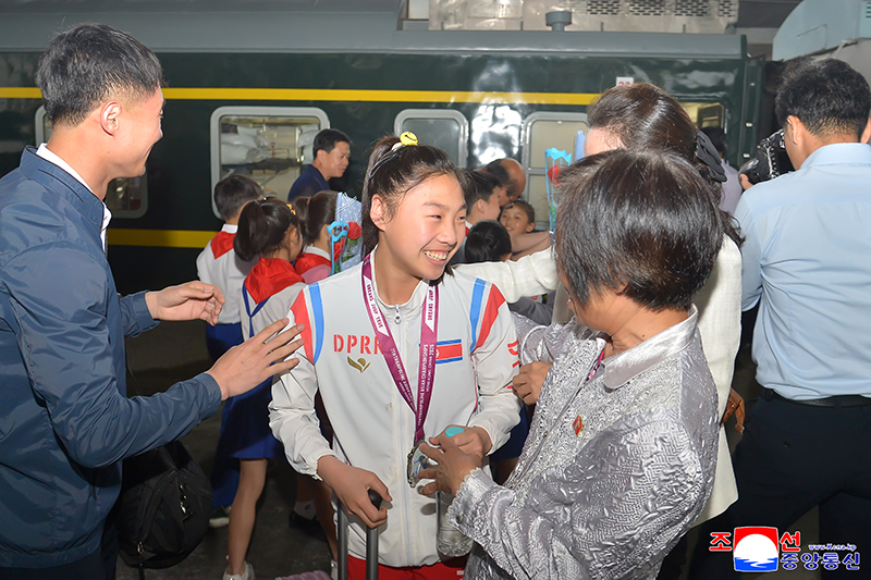 DPRK players return home