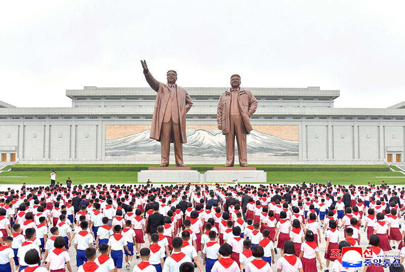 Floral tribute paid to great leaders