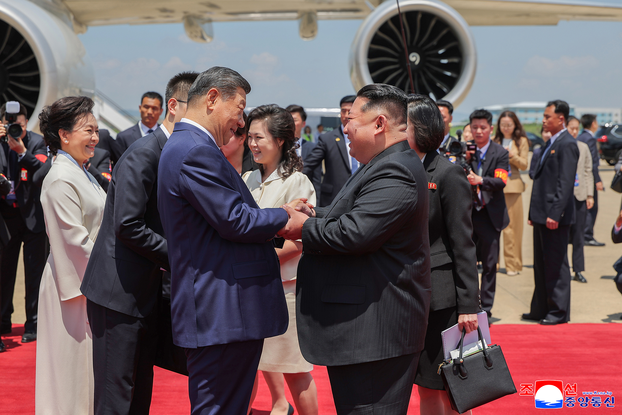 Comrade Xi Jinping, General Secretary of CPC Central Committee and President of PRC, arrives in Pyongyang to pay state visit to DPRK<br>Respected Comrade Kim Jong Un warmly welcomes Comrade Xi Jinping</br>