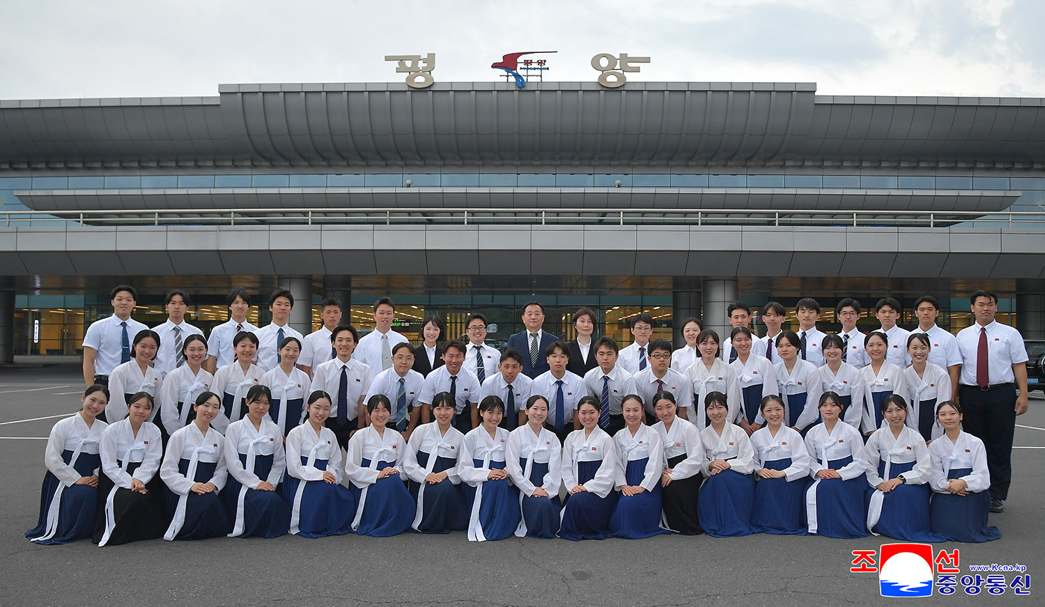 Home-visiting group of Korean students in Japan arrives in Pyongyang