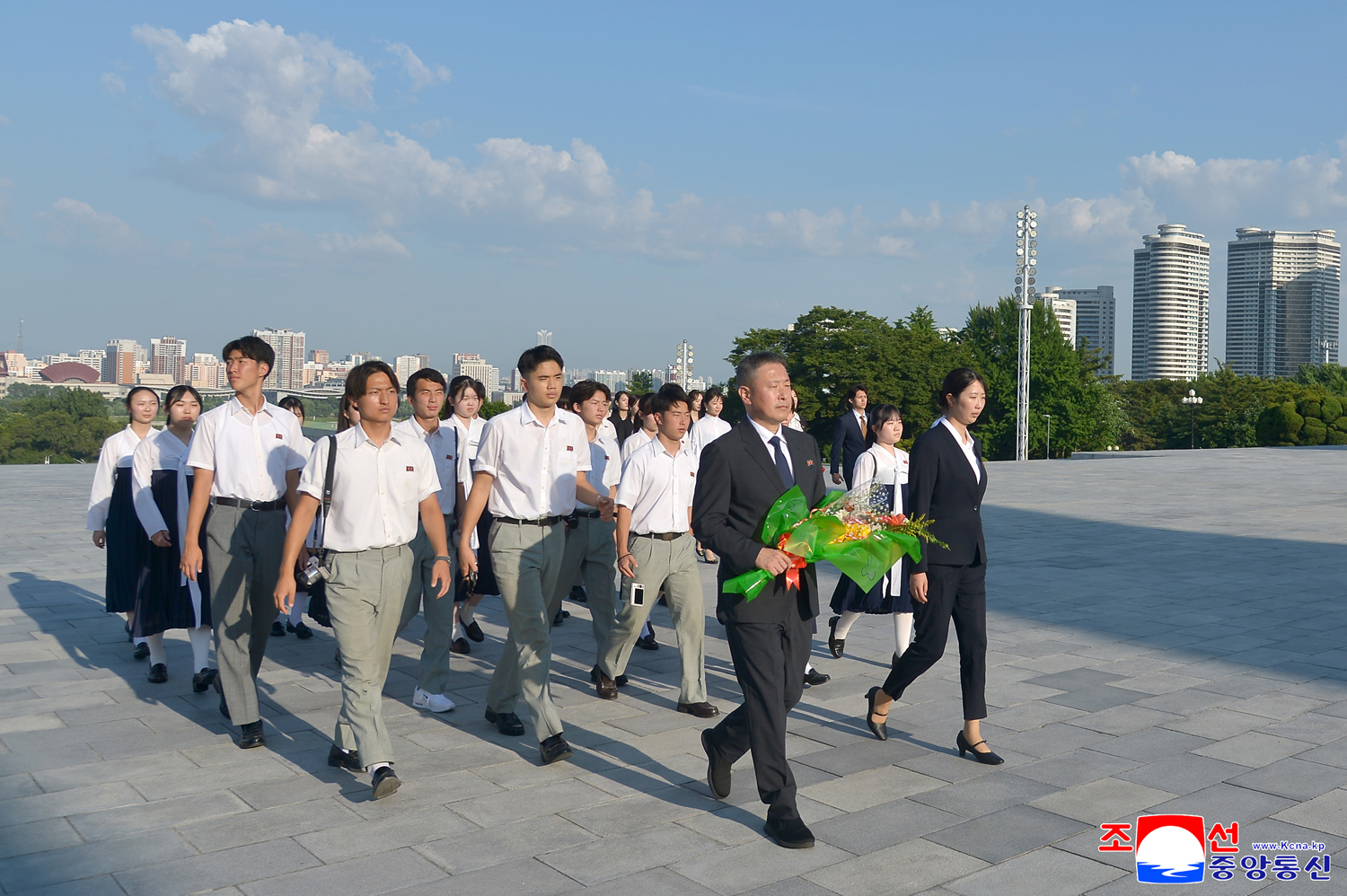 Korean students from Japan pay floral tribute to great leaders