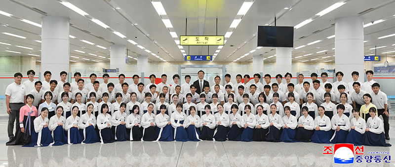 Home-visiting group of Korean students in Japan arrives in Pyongyang