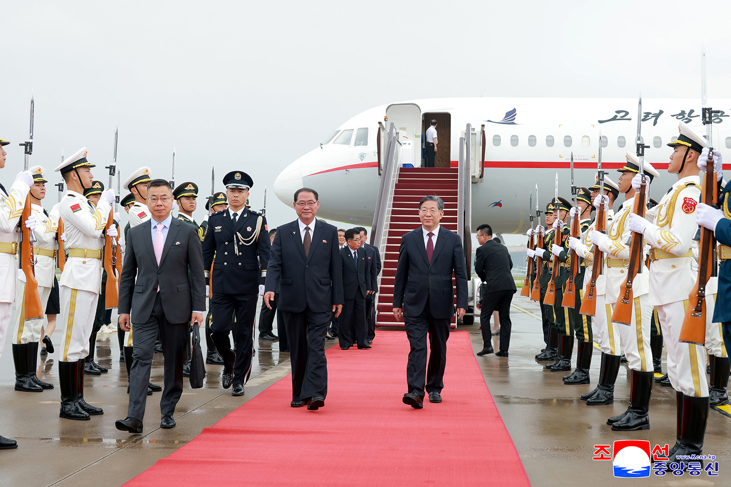 DPRK party and government delegation arrives in Beijing