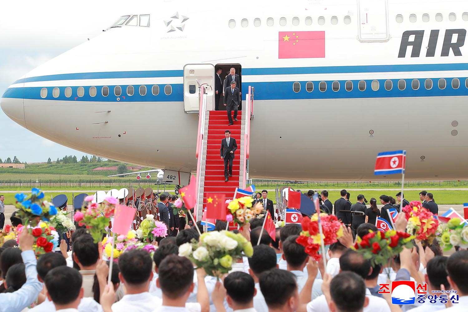 Chinese Party and government delegation arrives