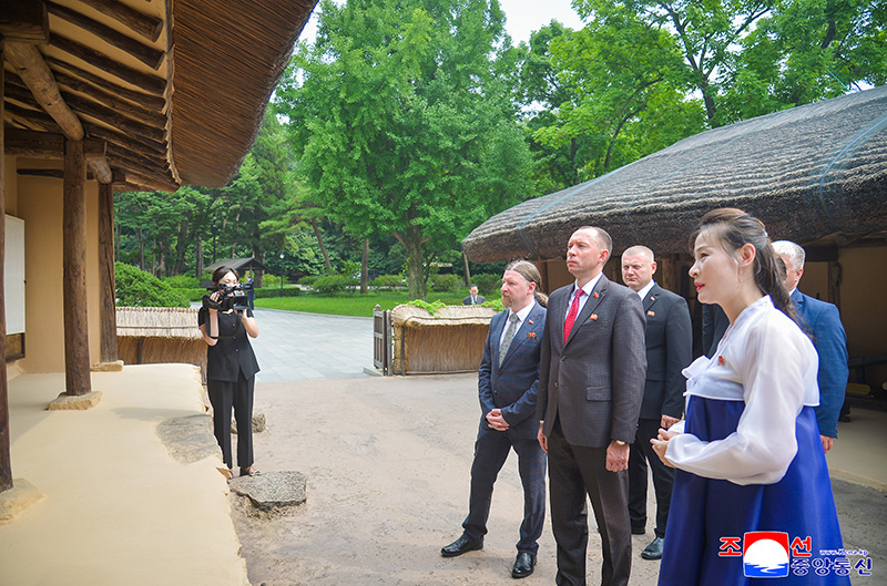 Belarusian delegation visits Mangyongdae
