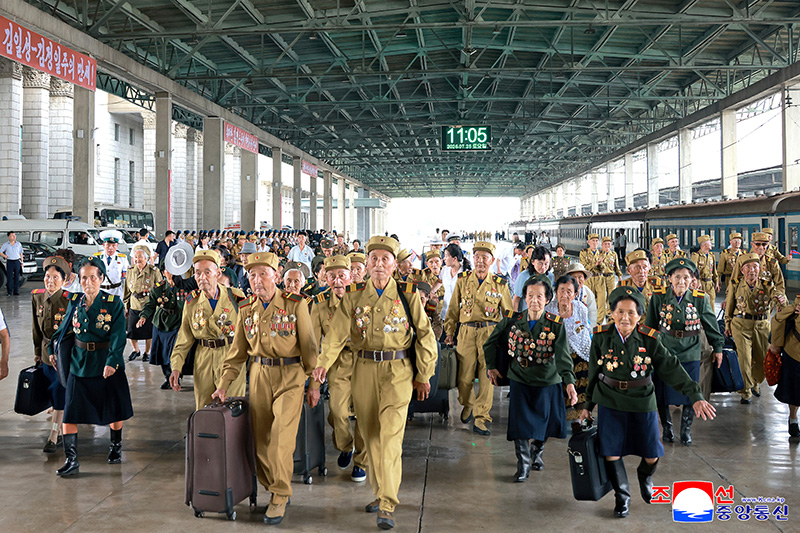 War veterans and persons of wartime merit arrive in Pyongyang