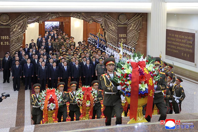 Senior Party and government officials visit war museum