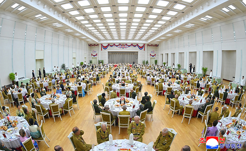 Receptions given on 73rd anniversary of victory in Fatherland Liberation War