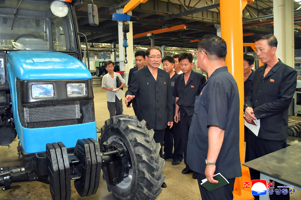 Premier Pak inspects various sectors