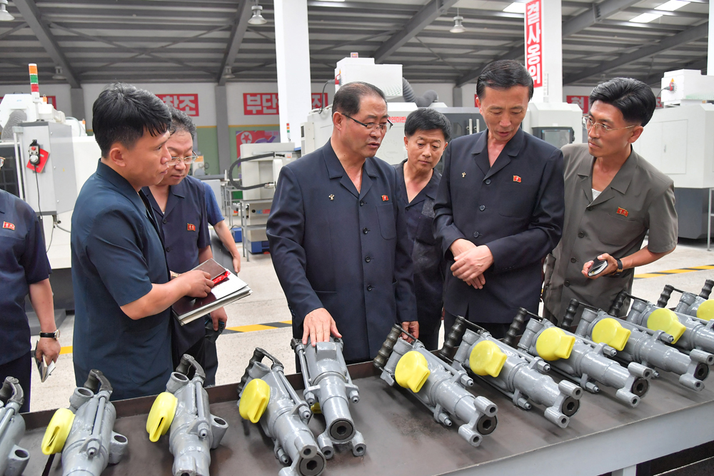 Premier Pak inspects various sectors