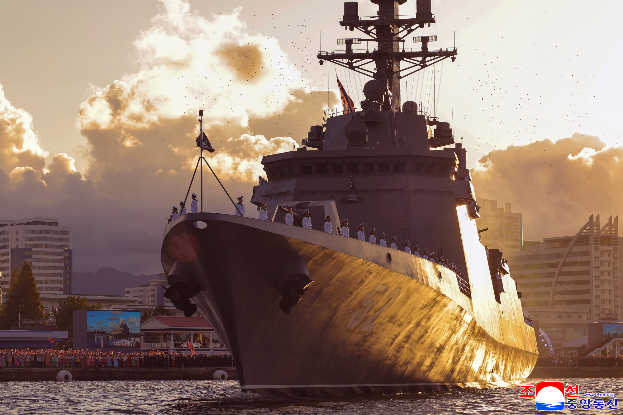 Ceremony for marking commissioning of destroyer Kang Kon held with splendour