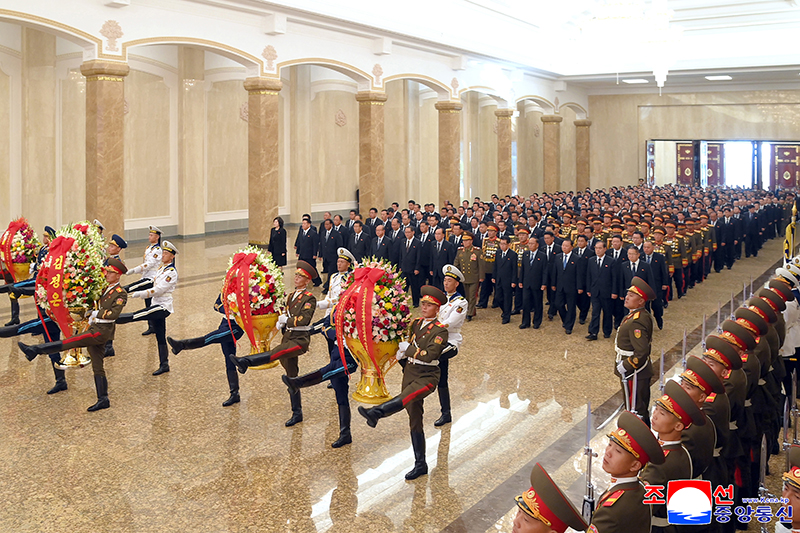 Senior Party and government officials visit Kumsusan Palace of Sun