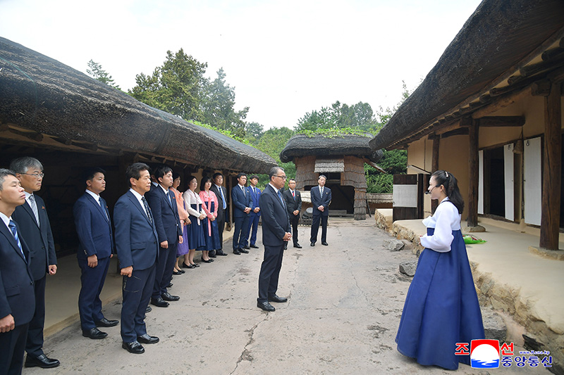Delegation of Chongryon education workers visits Mangyongdae