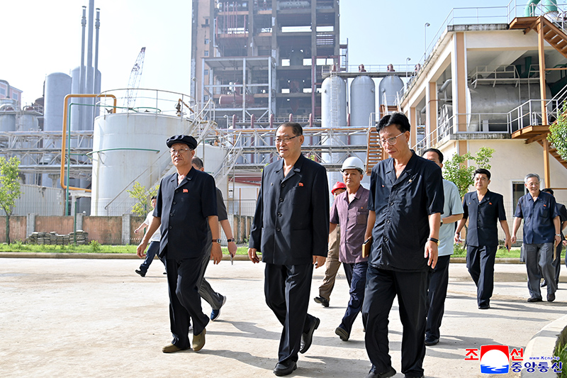Premier Pak inspects various sectors