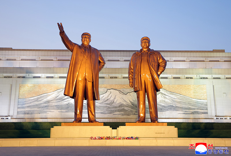 Chongryon delegation pays floral tribute to President Kim Il Sung and Chairman Kim Jong Il