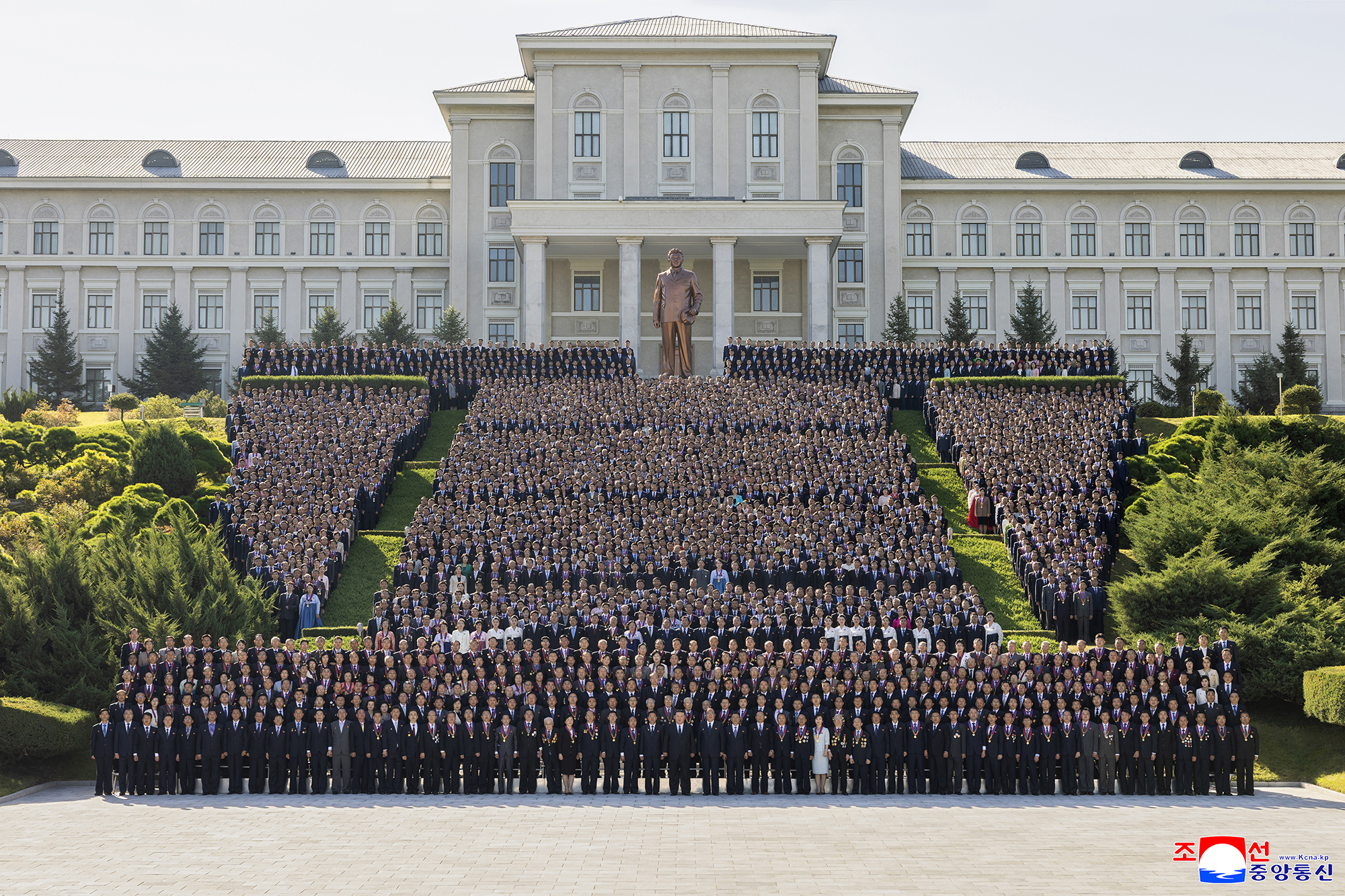 Respected Comrade Kim Jong Un has photo session with teachers and researchers of Kim Il Sung University