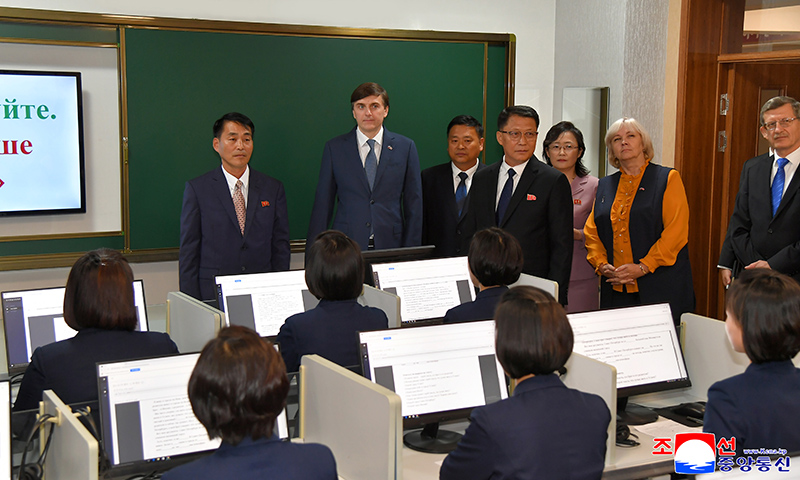 Russian Education Ministry delegation visits various places in Pyongyang