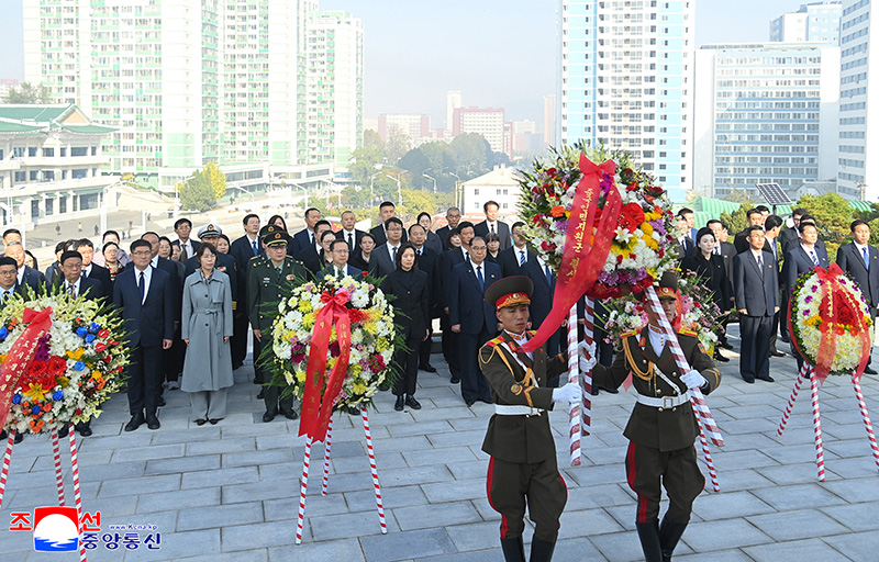 Wreaths laid before Friendship Tower